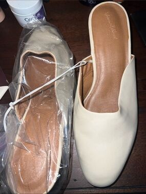 New Universal Thread Greta Slip-On Leather Mules Slides Sandals Color Bone 7.5